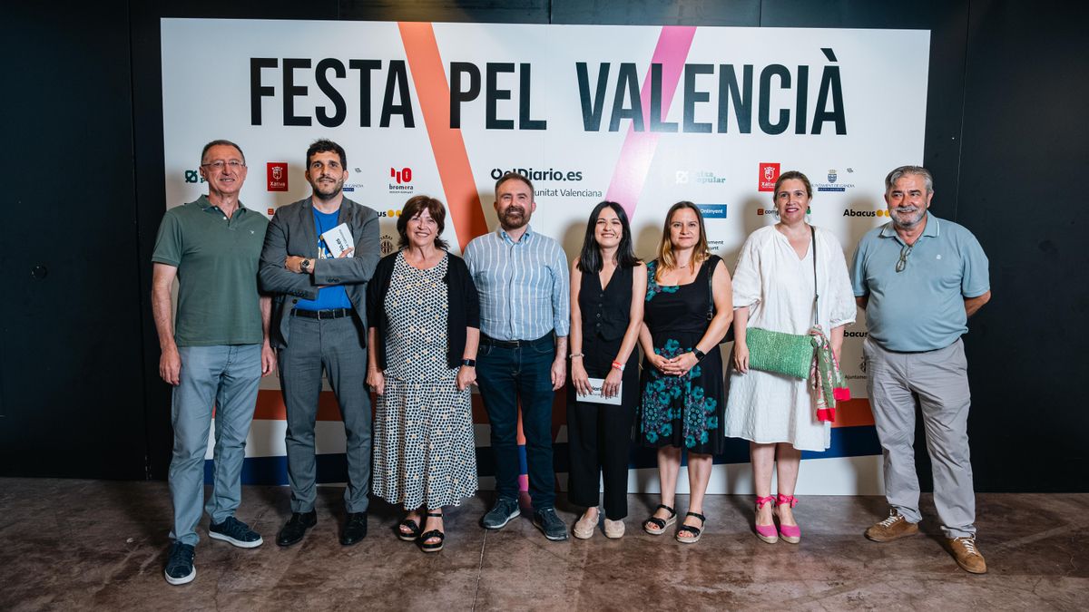 Sergi Pitarch i María Palau amb Verònica Cantó, presidenta de l''Acadèmia Valenciana de la Llengua, i altres membres de la institució.