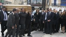 Peter Caruana Galizia, en primera fila a la derecha, rodeado de sus tres hijos durante el funeral de su mujer, Daphne Caruana Galizia el 3 de noviembre de 2017.