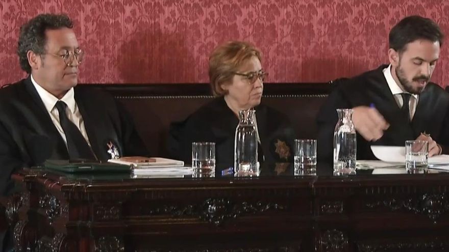 Álvaro García Ortiz junto a los abogados del Estado Consuelo Castro y José Ignacio Ocio