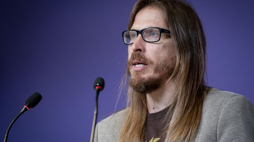 El secretario de Organización y portavoz de Podemos, Pablo Fernández, durante una rueda de prensa en la sede de Podemos, a 18 de mayo de 2026, en Madrid (España).