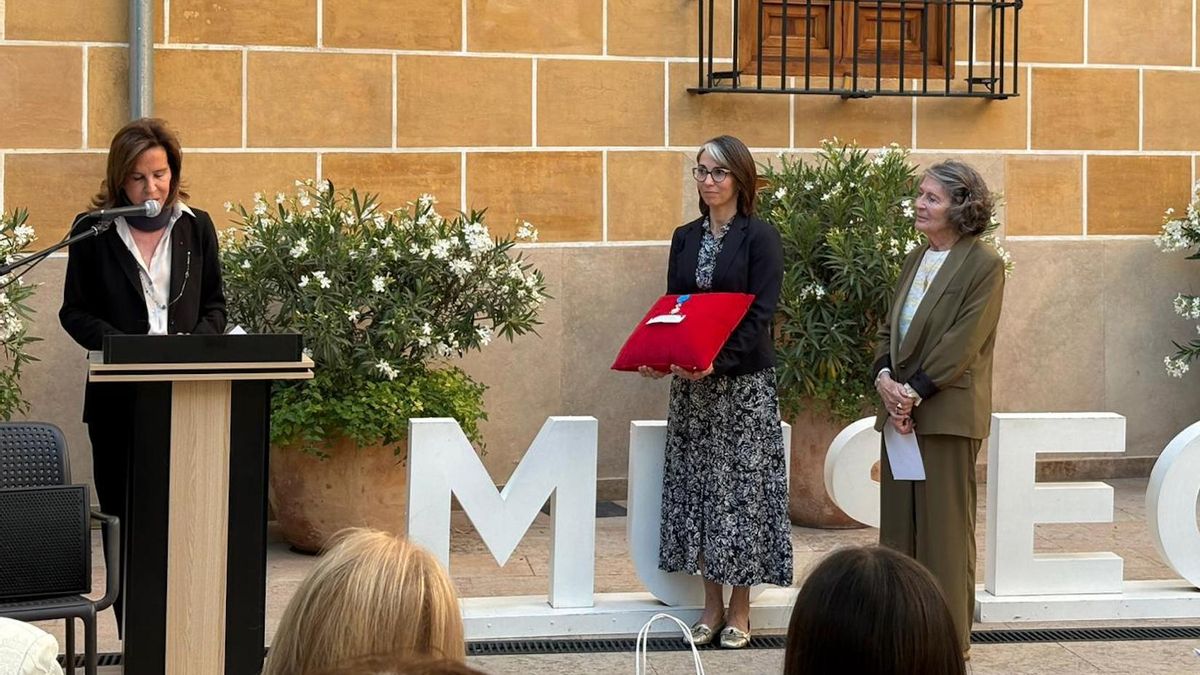 Francia reconoce a la profesora Annik Valldecabres como 'chevalière de l'ordre national du mérite'