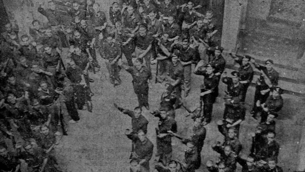 Falangistas, realizando el saludo fascista, en el centro de Vitoria después del golpe de Estado