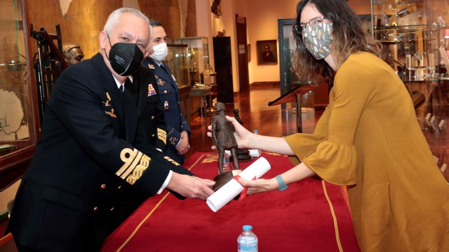 La periodista de EFE María Traspaderne recibe el premio Defensa 2020
