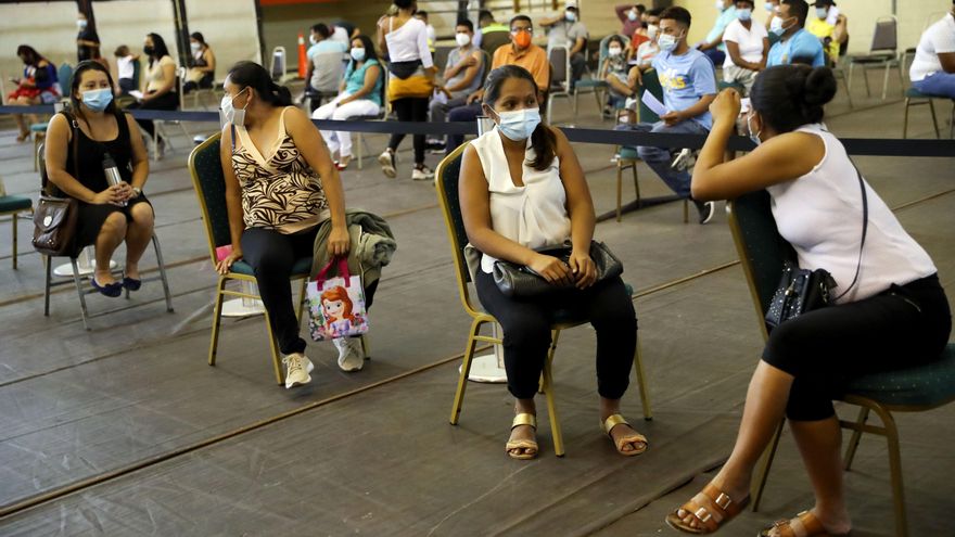Mujeres embarazadas en un puesto de vacunación