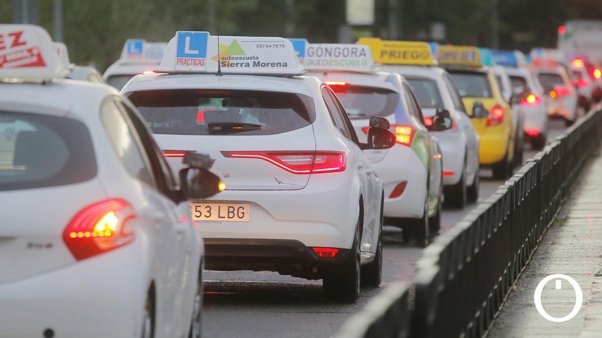 Una caravana de autoescuelas para denunciar un bloqueo: "Hay 3.900 alumnos pendientes de examen"