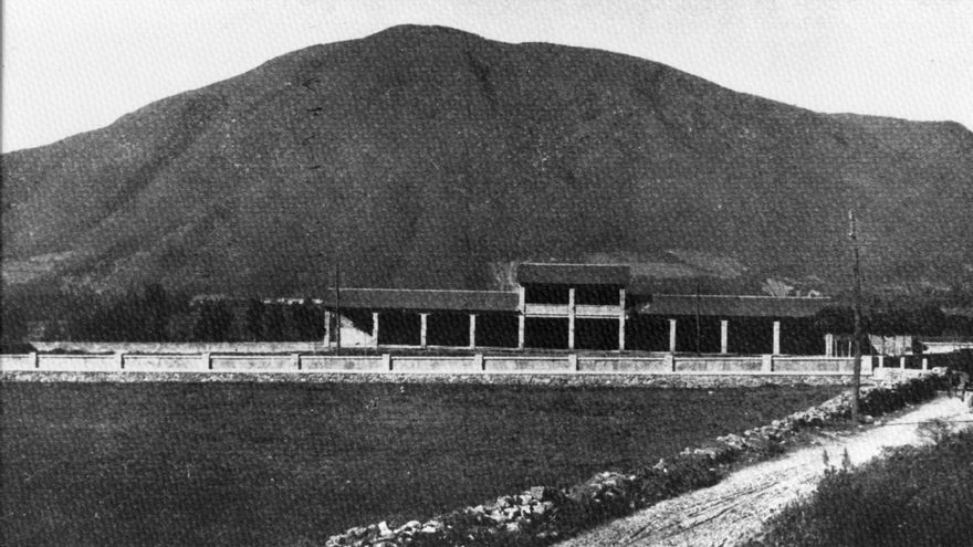 Mercado de Ganados en Villablino recién construído en 1938
