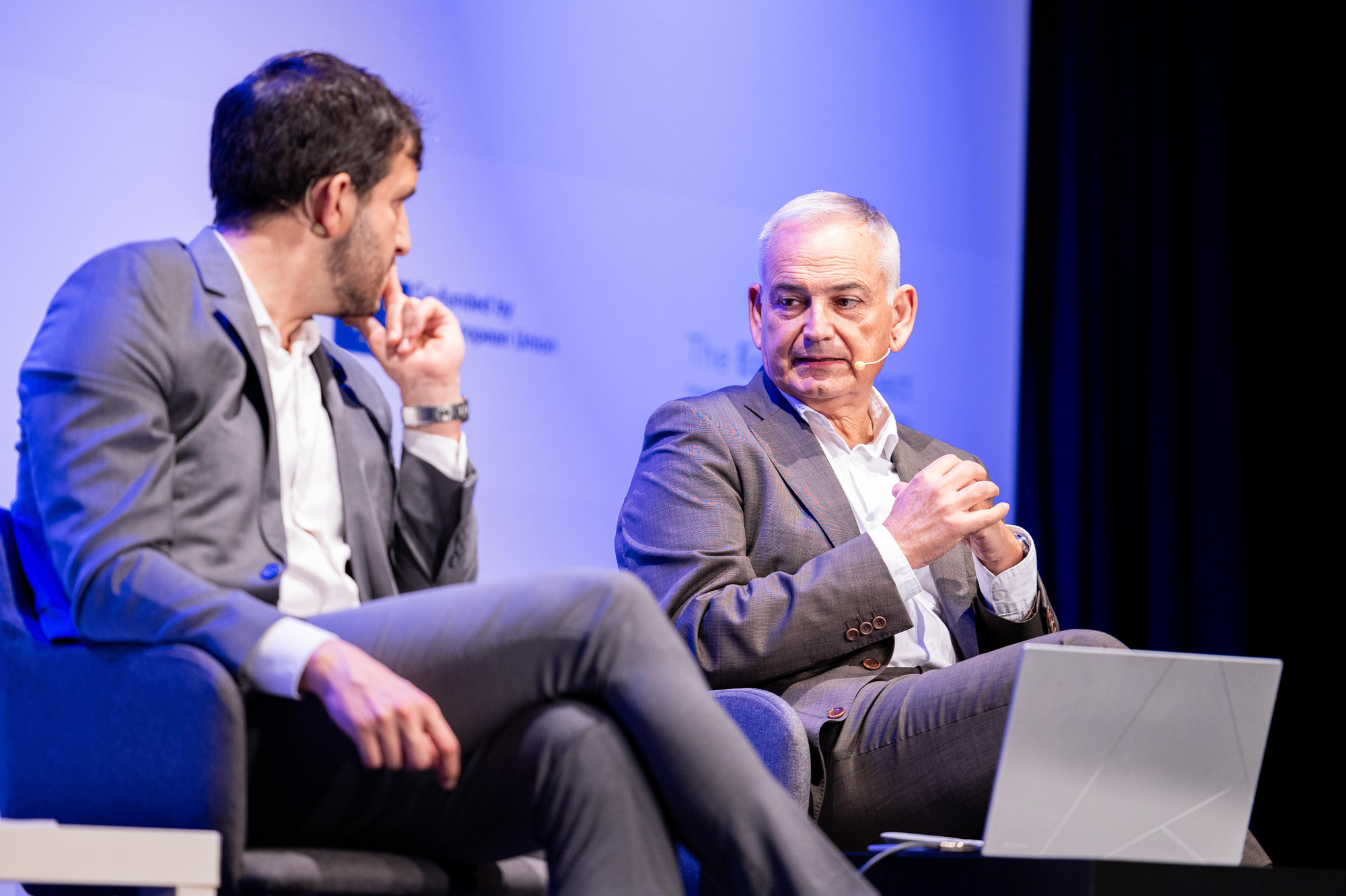 El director de elDiario.es en la Comunitat Valenciana, Sergi Pitarch, dialoga con el Comisionado del Gobierno para el Corredor Mediterráneo, Josep Vicent Boira, en el II Foro Municipalista Corredor Mediterráneo celebrado en Villena.