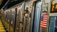 Un pasajero con mascarilla en el metro de Nueva York, uno de los principales focos de la pandemia en Estados Unidos.