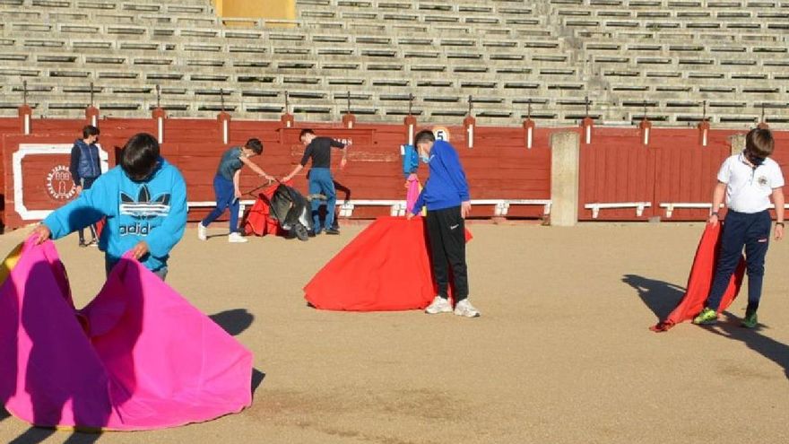 PP y Vox aprovechan su llegada a las instituciones para promocionar y ‘resucitar’ escuelas taurinas con niños