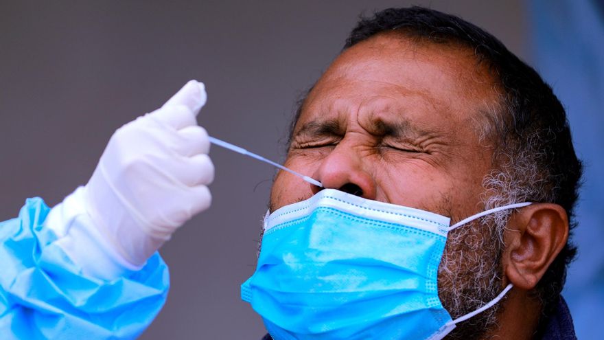 Fotografía de archivo del personal de salud realiza una prueba de covid-19 hoy a un hombre en Ciudad de México (México). EFE/Carlos Ramírez