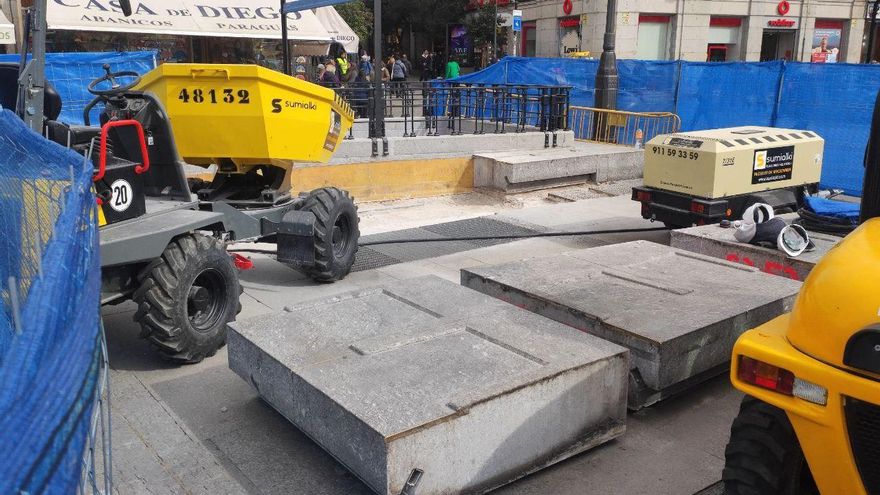 Los toldos del millón y medio de euros, en proceso de instalación en Sol: "Unos arbolitos habrían salido más a cuenta"