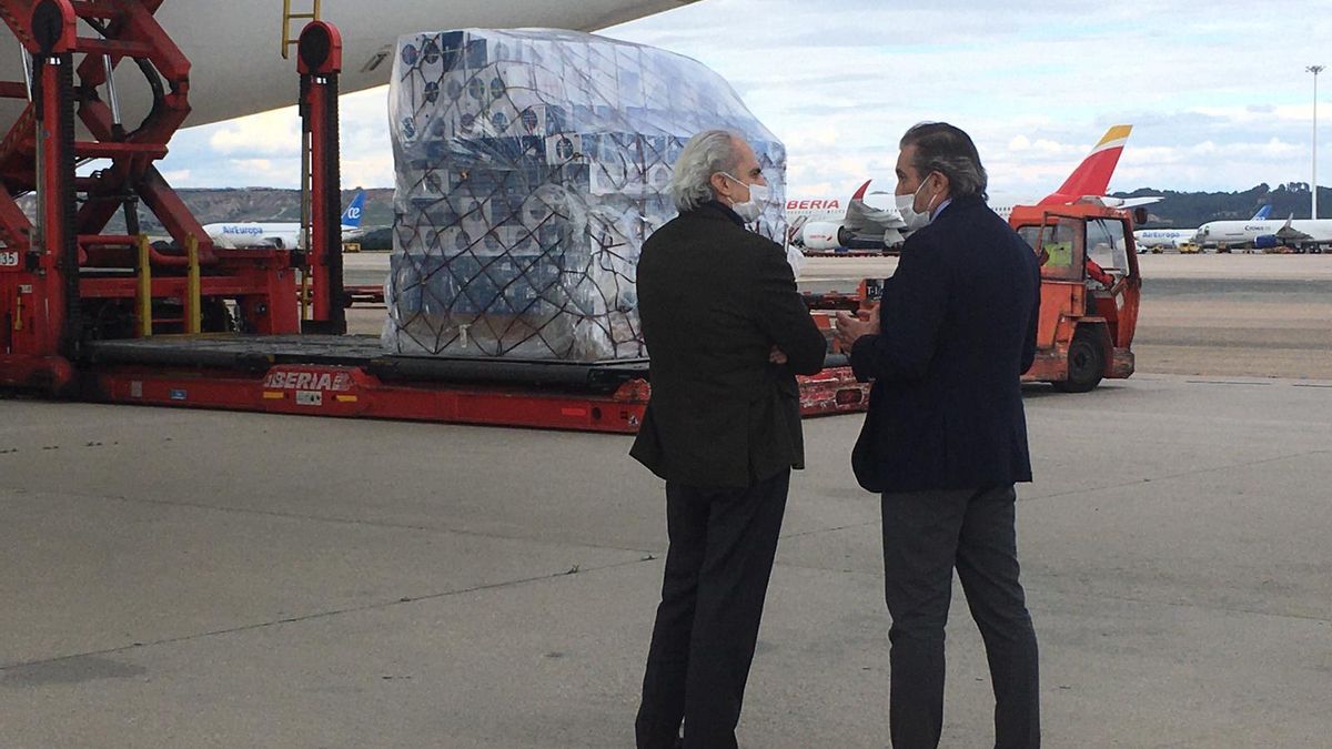 El entonces consejero de Sanidad, Enrique Ruiz Escudero, y el también por entonces de Interior y Justicia de la Comunidad de Madrid, Enrique López, junto a un cargamento de mascarillas, el 2 de abril de 2020.