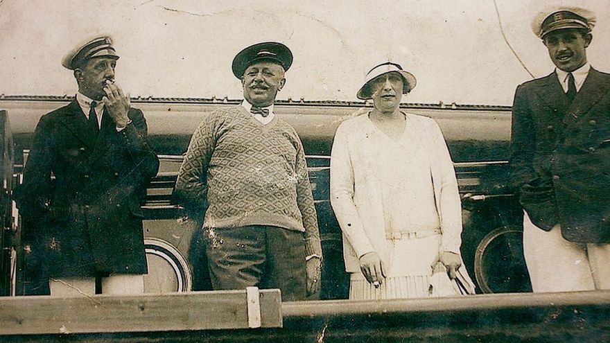 Horacio Echevarrieta en el centro, junto al rey Alfonso XIII a bordo del María del Carmen Ana