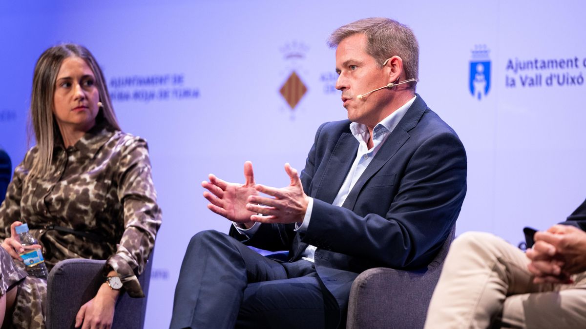 La alcaldesa de la Vall d'Uixò, Tania Baños, y el alcalde de Xàtiva, Roger Cerdà, en el II Foro Municipalista del Corredor Mediterráneo.