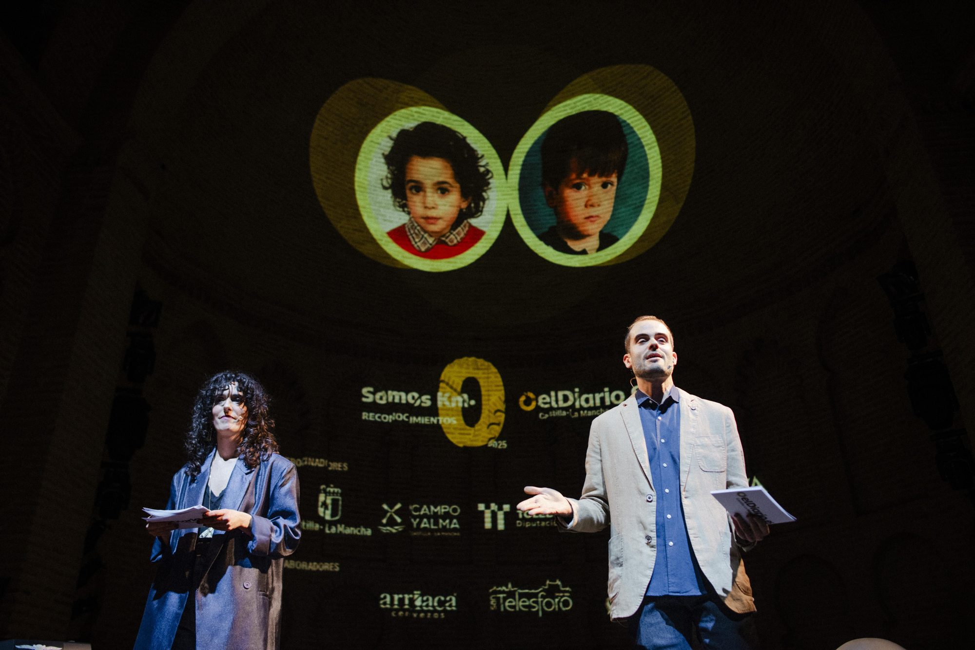 Los presentadores del acto, los periodistas Itziar Machicado y Javier Muñoz de la Torre