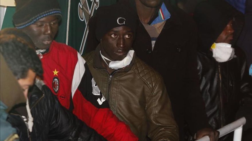 Localizan en Almería una patera con 25 personas y rescatan otra con 22