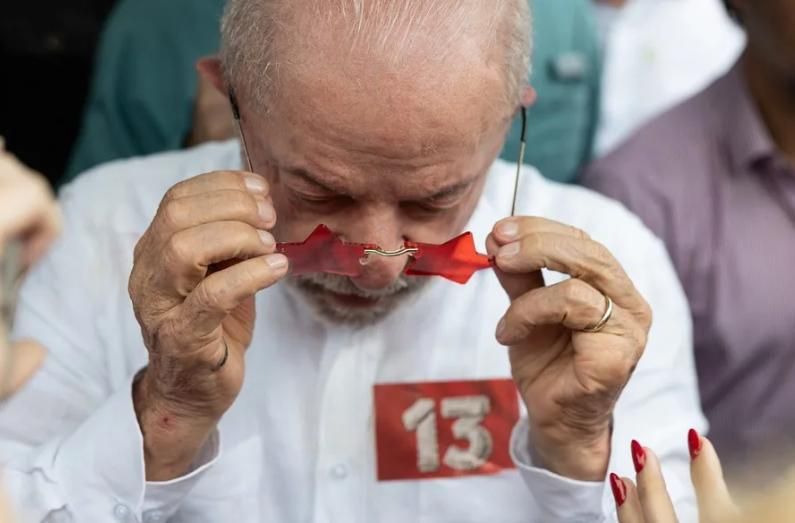 El presidente de Brasil y candidato a la reelección Luiz Inácio Lula da Silva llega a votar en la segunda vuelta de las elecciones presidenciales, en la Escuela Estatal João Firmino Correia de Araújo (Brasil)