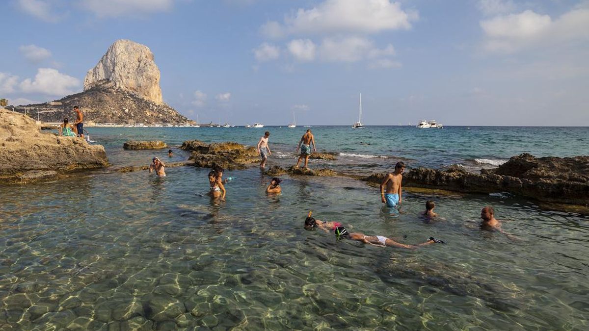 Cuatro calas de Alicante que son el destino preferido para los buceadores por sus aguas tranquilas y transparentes