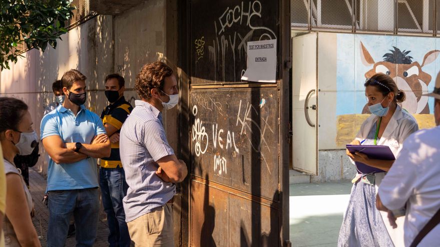 Problemas en la vacunación a profesores: bajas imprevistas por los efectos secundarios y grandes diferencias entre territorios