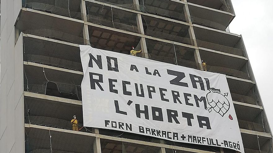 Pancarta contra la ZAL en un edifici de Sociópolis.