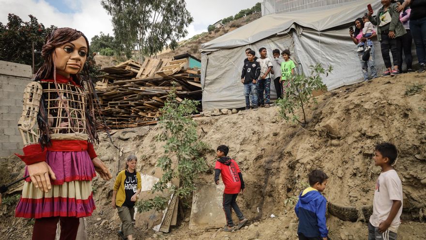 La marioneta Amal recibe refugio simbólico de menores en albergue de migrantes en Tijuana