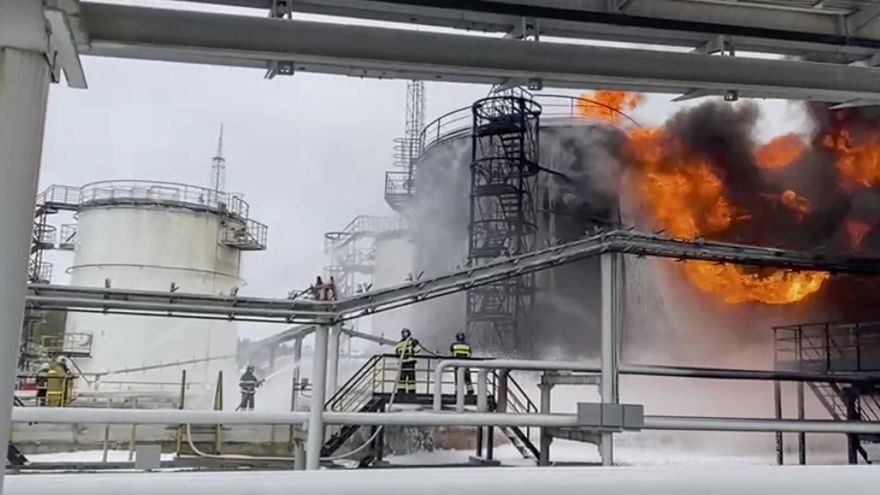 Extinción del incendio provocado por un ataque ucraniano con drones contra el depósito de petróleo de Klintsevskaya, en la región rusa de Bryansk. EFE/EPA/Ministerio de Emergencias de Rusia