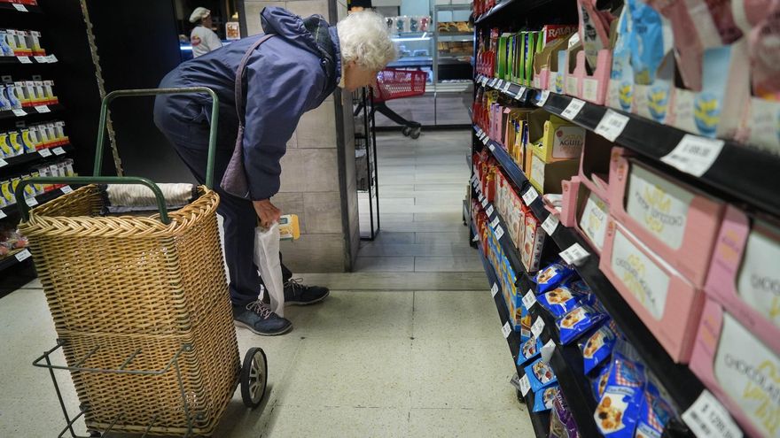 Las ventas en supermercados cayeron 17,8% en octubre, según el Indec