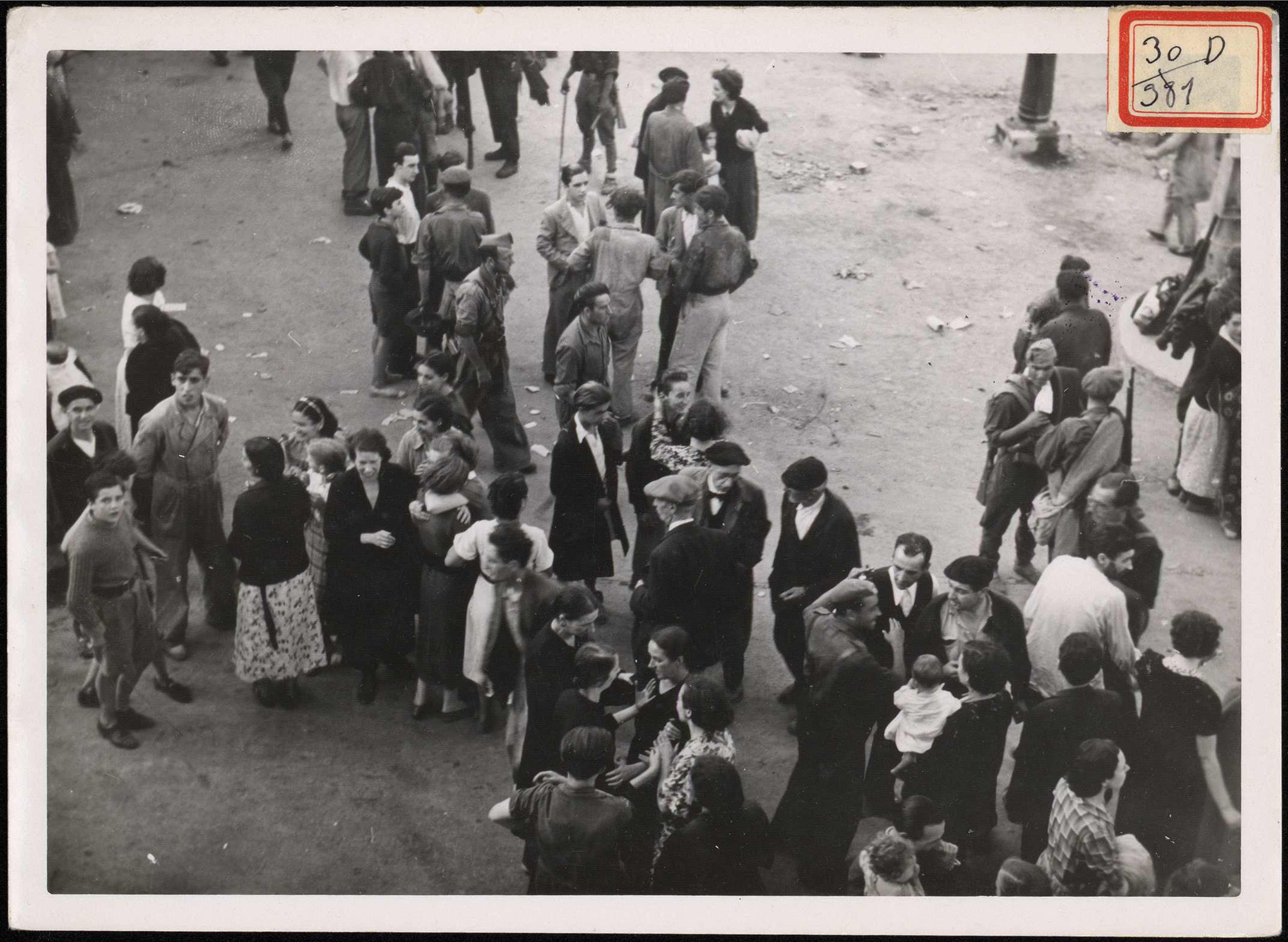 "Aspecto de la animación de la Plaza por la liberación". 24 de agosto de 1937.