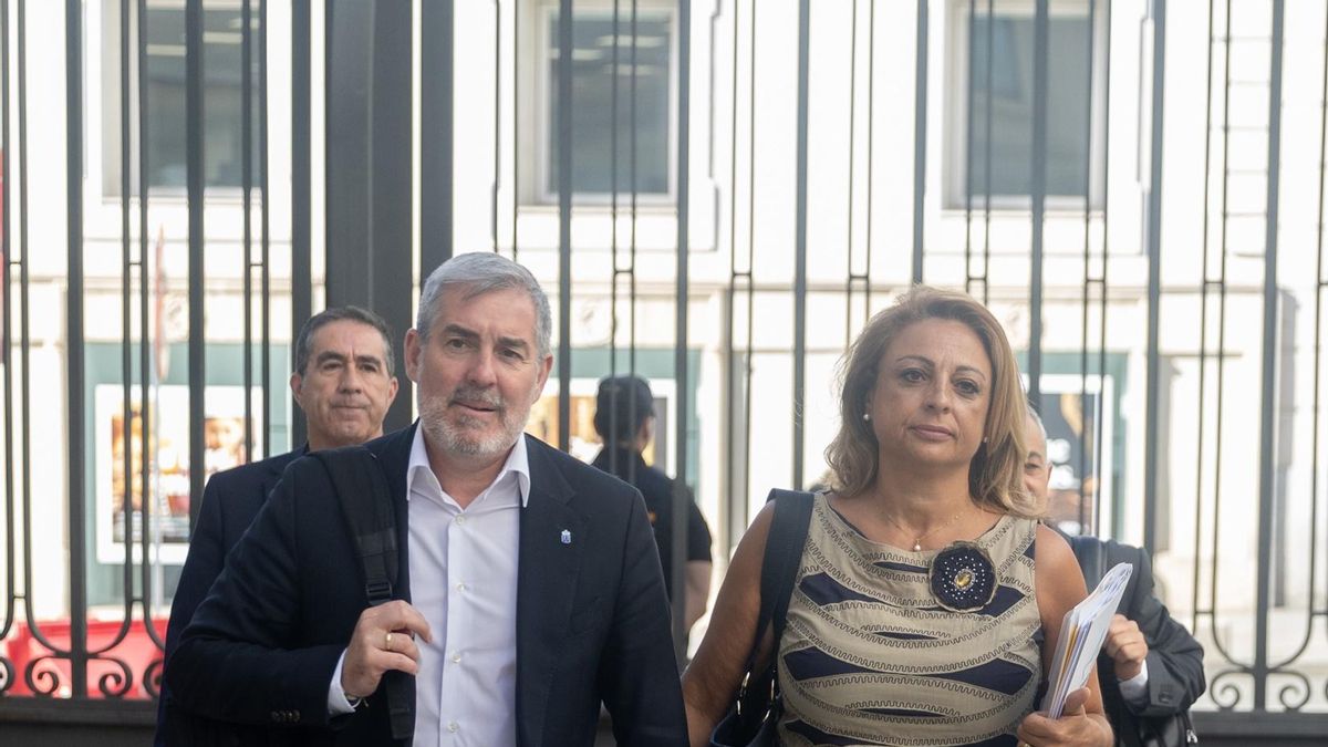 El presidente del Gobierno de Canarias, Fernando Clavijo y la diputada de Coalición Canaria Cristina Valido llegan a una sesión plenaria extraordinaria, en el Congreso de los Diputados, a 23 de julio de 2024, en Madrid (España).