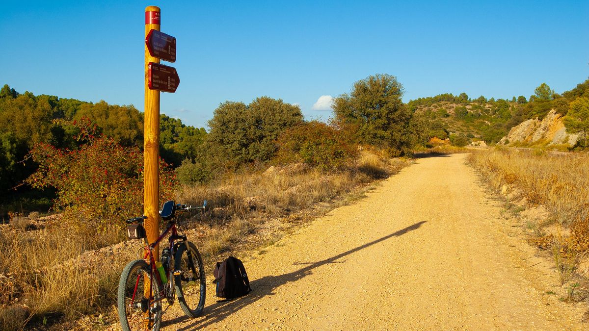 Atardecer en el Camino Natural Vía Verde del Renacimiento