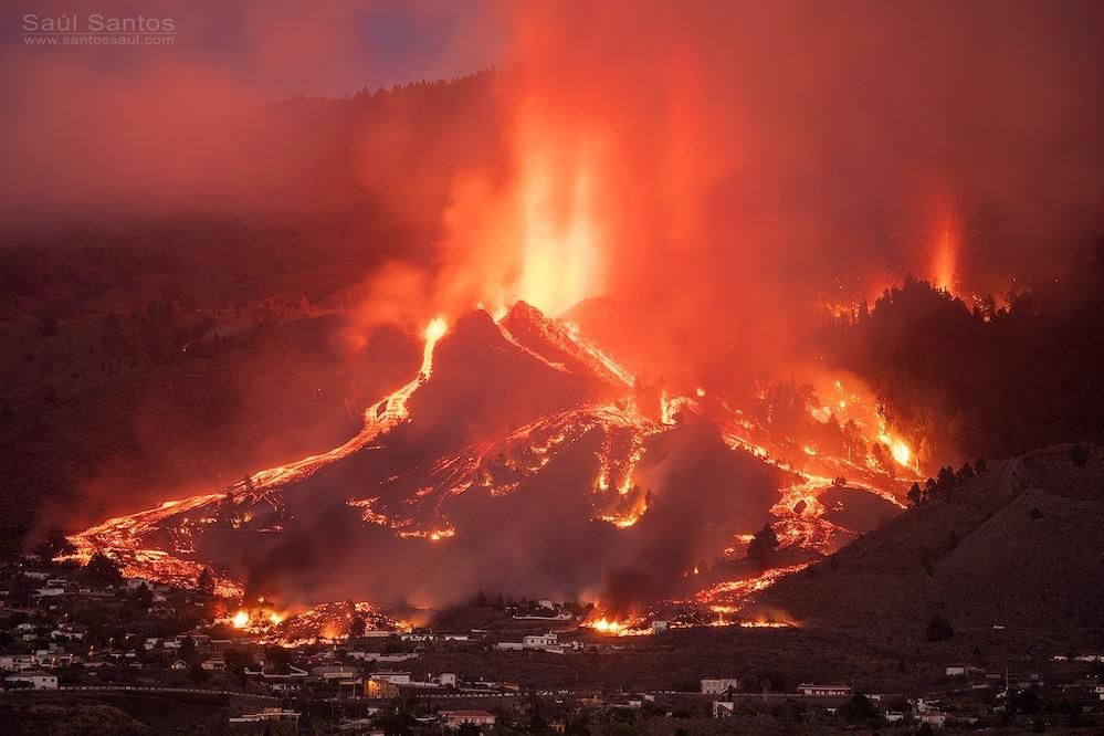 Imagen de la lava del volcán arrollando viviendas. Foto: SAÚL SANTOS