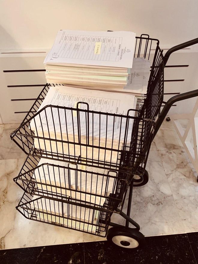 Carrito en los pasillos del Parlamento con todas las enmiendas parciales de los presupuestos