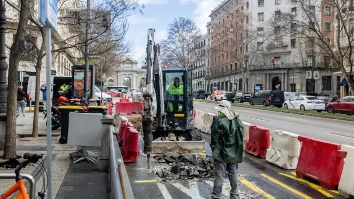 El Ayuntamiento de Madrid estudia llevar a un museo los restos de tranvía en la Puerta de Alcalá por su "valor emocional"
