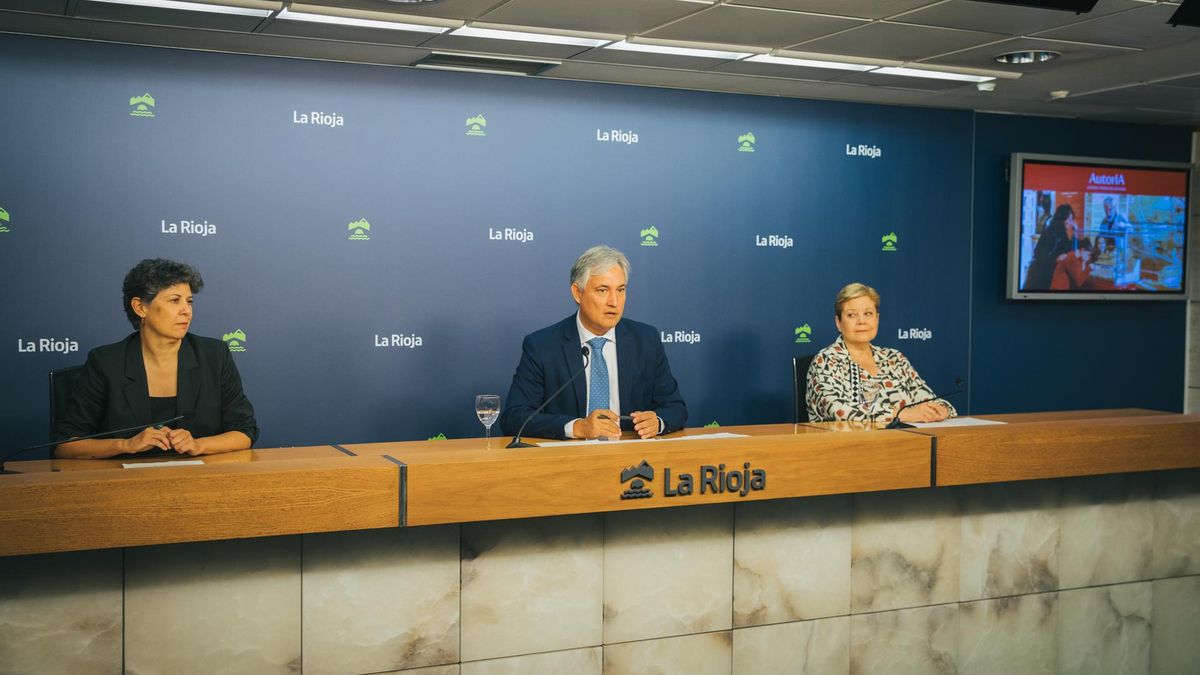 El consejero de Cultura, Turismo, Deporte y Juventud, José Luis Pérez Pastor, junto a la directora general de Turismo y Promoción Territorial, Virginia Borges, y la coordinadora general de la Fundación San Millán, Almudena Martínez, presentan los primeros detalles de la próxima exposición ‘AutorIA. La Rioja, tierra del español’