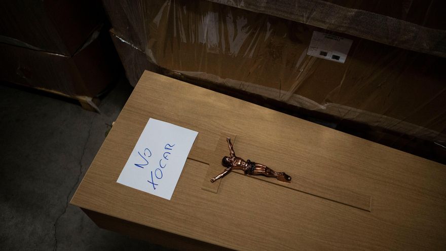 Detalle de un ataúd en un tanatorio durante la pandemia. EFE/Enric Fontcuberta/Archivo