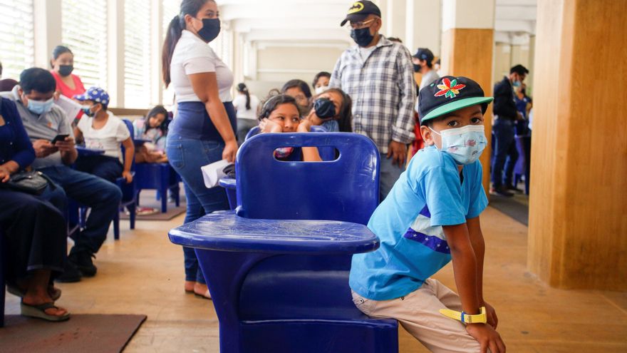 Niños participan del proceso de vacunación en Guayaquil (Ecuador). EFE/Juan Diego Montenegro/Archivo