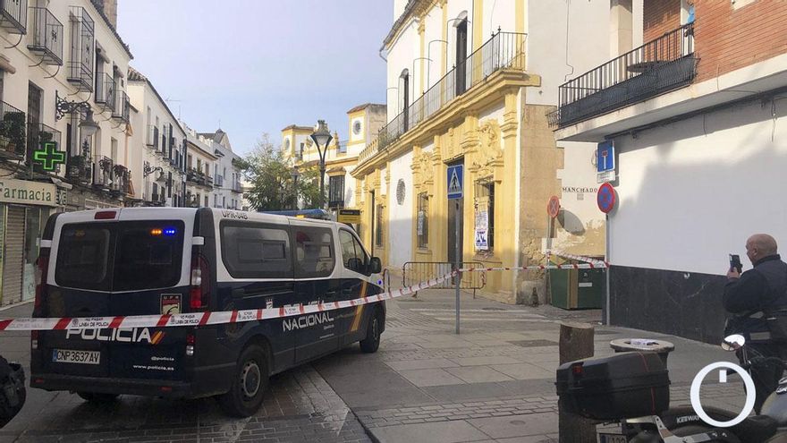 El hallazgo de una granada de la Guerra Civil obliga a cortar el Realejo y a cerrar los negocios cercanos