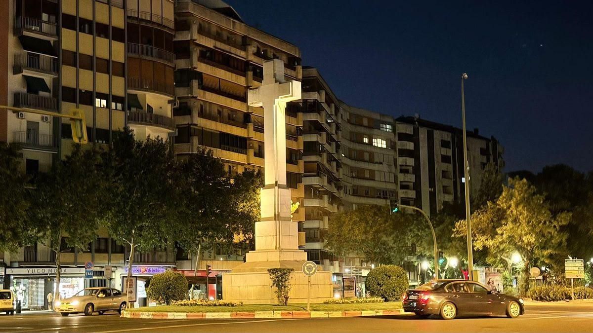 La Junta inicia el expediente para declarar BIC la Cruz de la plaza de América de Cáceres y reivindica su valor como hito urbano