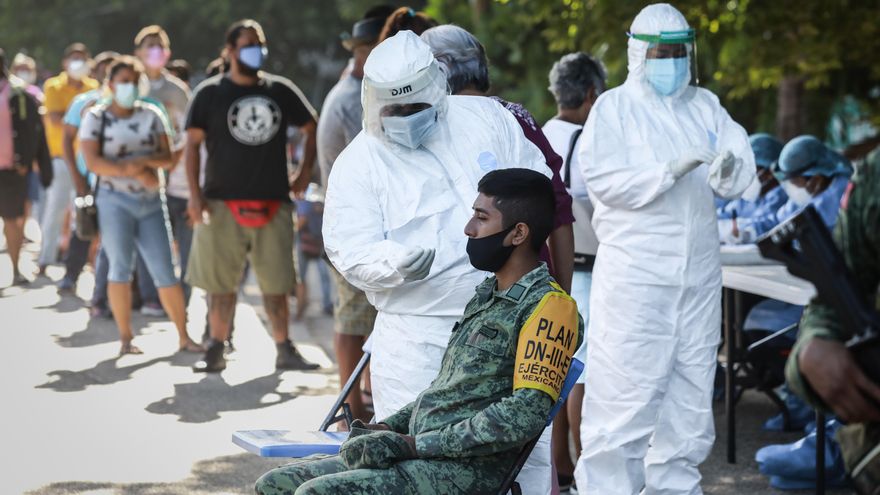 Trabajadores de Salud realizan pruebas de Covid-19 hoy, en el balneario de Acapulco, en estado de Guerrero (México). EFE/ David Guzmán