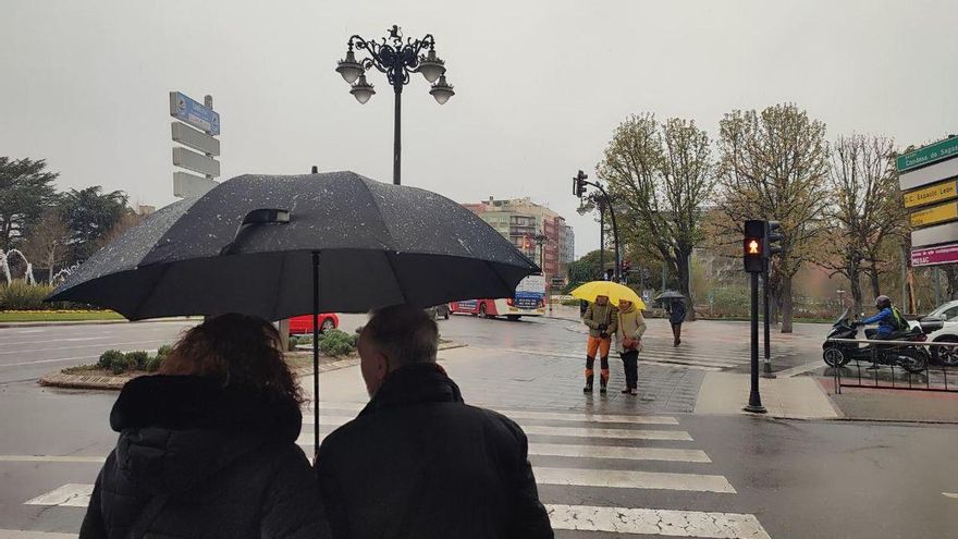 La nieve cumple la previsión y blanquea el Martes Santo hasta en León capital
