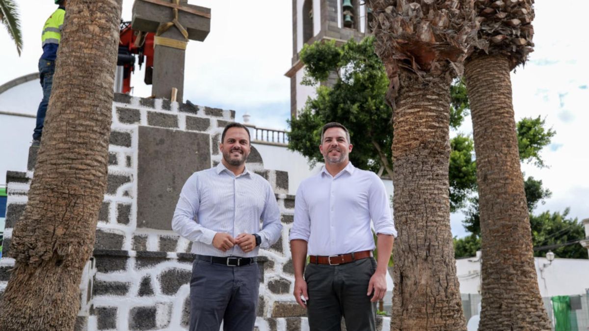 El alcalde de Arrecife, Yonathan de León (PP), y Jacobo Medina, consejero de Obras Públicas del Cabildo de Lanzarote, junto a la cruz de la plaza Las Palmas