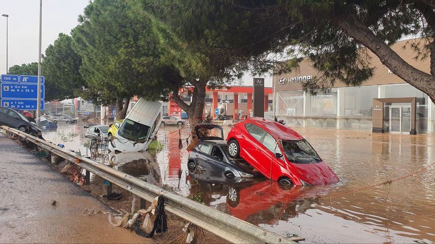 Coches amontonados en la CV-31 a la entrada de València, este miércoles