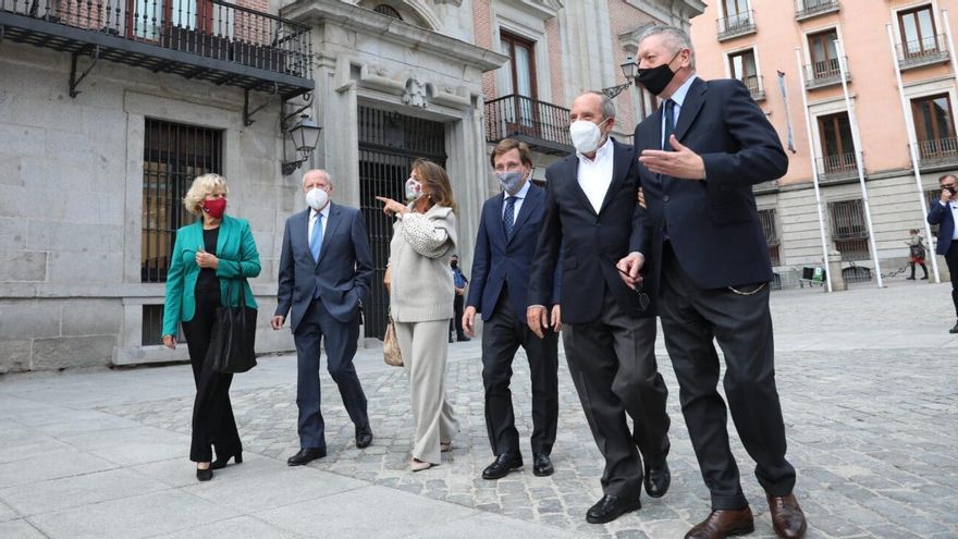 Los cinco exalcaldes de Madrid y el actual, en la plaza de la Villa