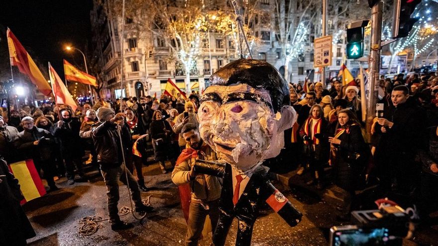 La Audiencia de Madrid reabre la causa sobre el muñeco de Sánchez apaleado en la 'Nochevieja ultra' de 2023 en Ferraz