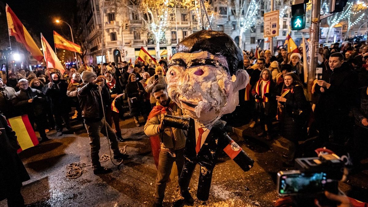 La piñata de Pedro Sánchez colgada ante la sede del PSOE en Ferraz en la 'Nochevieja ultra'