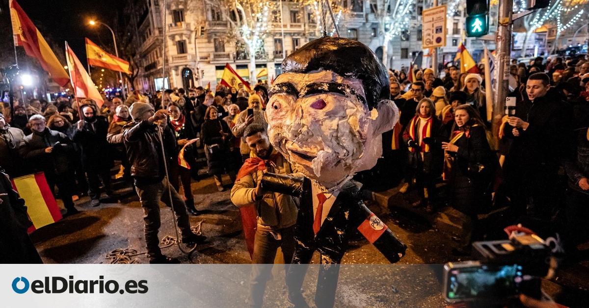 La jueza imputa a seis personas por apalear el muñeco de Sánchez en la 'Nochevieja ultra' de 2023 en Ferraz