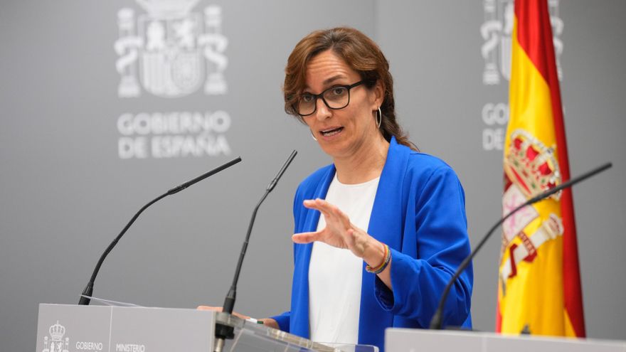 La ministra de Sanidad, Mónica García, y la comisionada de Salud Mental, Belén González, actualizan los datos y presentan las políticas de prevención que desarrolla este departamento para la prevención del suicidio con motivo del Día Mundial.-EFE/ Borja Sanchez-Trillo