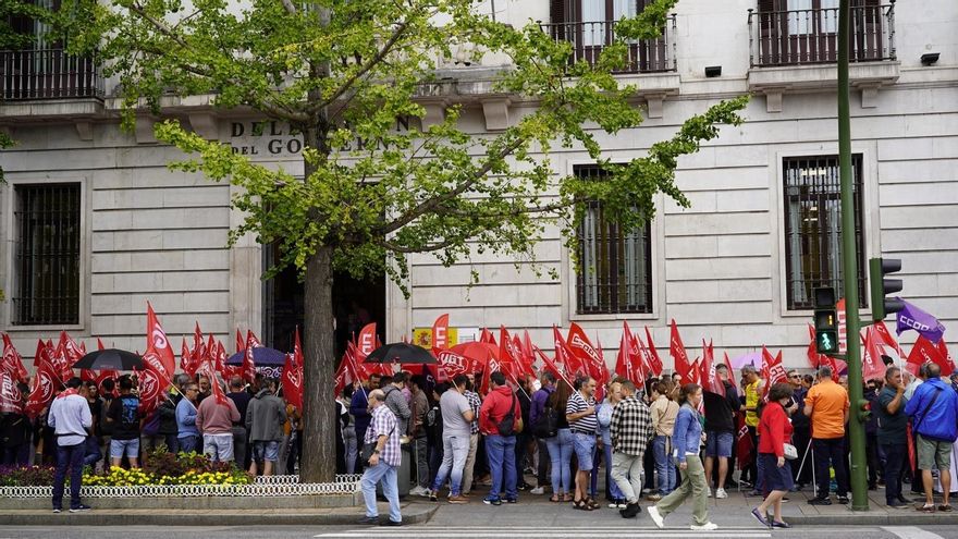 UGT y CCOO en Santander en favor de la ley de reducción de jornada laboral y en contra de las enmiendas a la totalidad de PP, Vox y Junts.
