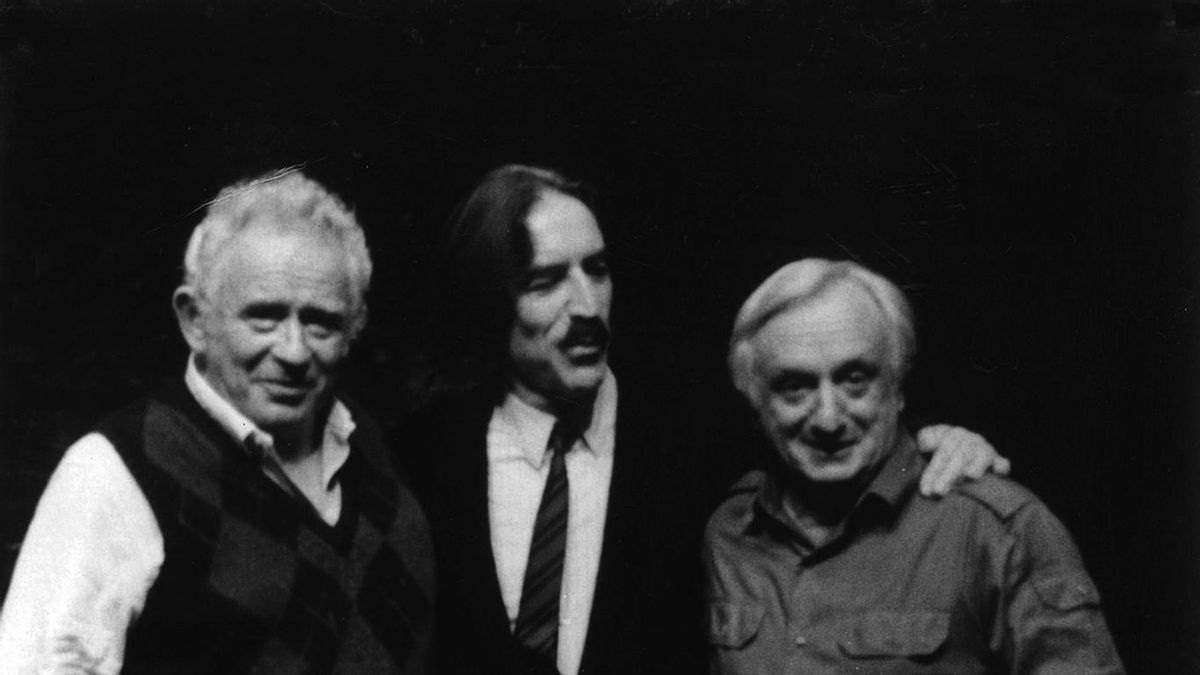 José Ruibal (en el centro) junto al novelista Norman Mailer (izquierda) y Frank Corsaro, director del Actor's Studio, en una imagen de los años 80