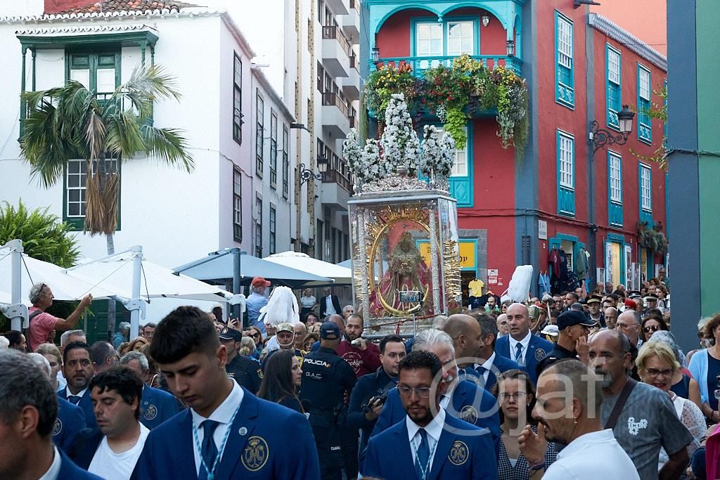 La Patrona  de La Palma recorrió, arropada por un mar de fieles emocionados, los lugares más emblemáticos de Santa Cruz de La Palma: la Plaza de España, la Calle Real y la Plaza de la Alameda.